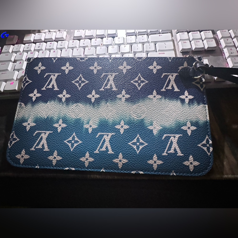 ❤️‍🔥SOLD❤️‍🔥Louis Vuitton blue escale neverfull pouch - Picture 2 of 3